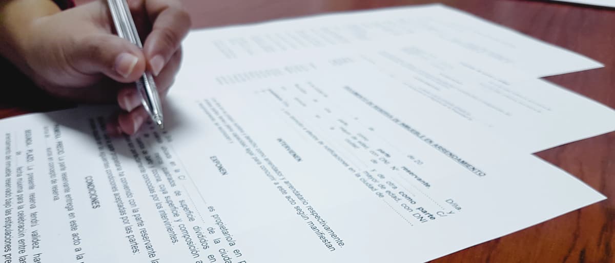 Comprador y vendedor revisando cómo hacer un contrato de arras entre particulares