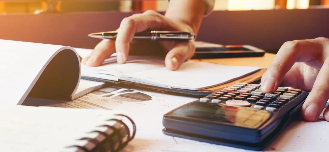 Guía visual de los gastos al vender una vivienda con plusvalía municipal, IRPF, certificados y costes previos a la compraventa
