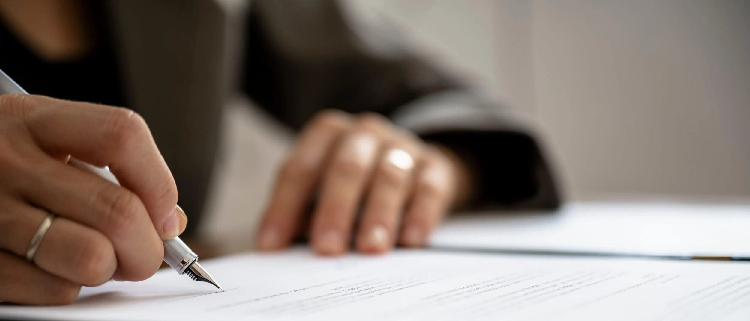 Comprador y vendedor revisando para qué sirve un contrato de arras en una compraventa de vivienda