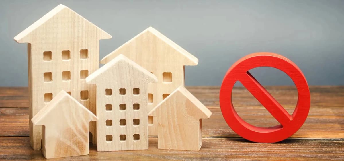 Banco denegando una hipoteca tras firmar arras con contrato de arras y cláusula de financiación en una compraventa de vivienda